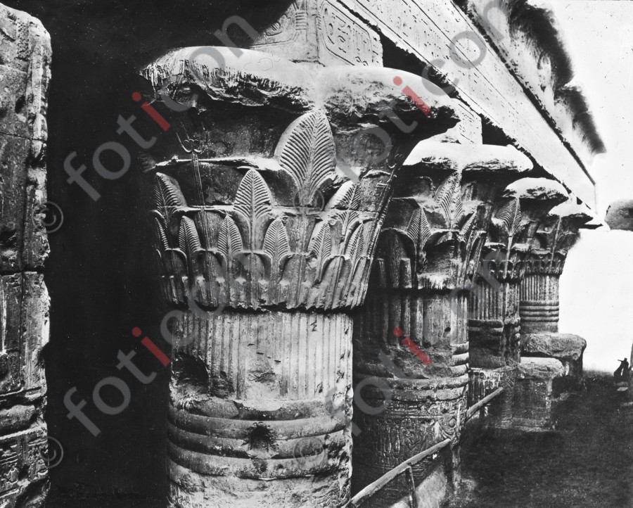 Säulenkapitelle des altägyptischen Chnum-Tempels | Column capitals of the ancient Egyptian Chnum temple  (foticon-simon-008-063-sw.jpg)